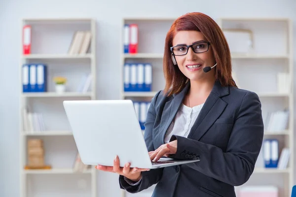 Operador de call center trabalhando com clientes — Fotografia de Stock