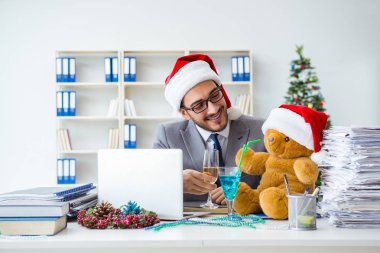 Genç işadamı Noel 'i ofiste kutluyor.