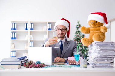 Genç işadamı Noel 'i ofiste kutluyor.
