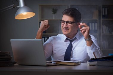 Stres altındaki iş adamı ofiste sigara içiyor