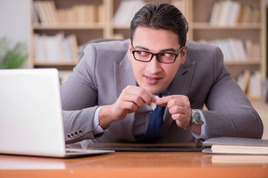 Ofisteki uyuşturucu bağımlısı işadamı.