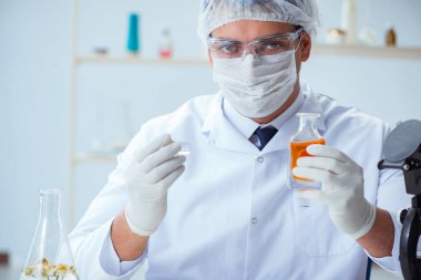 Laboratuvarda parfüm karıştıran bir kimyager.