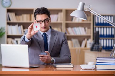 İşadamı işte kumar oynuyor.