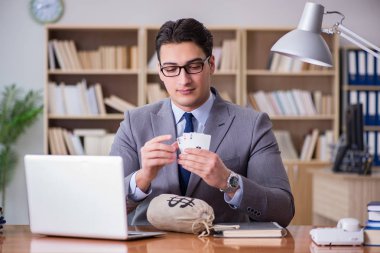 İşadamı işte kumar oynuyor.