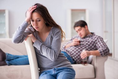 Genç bir aile kavramında içki sorunu yaşayan sarhoş bir koca.