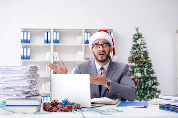 Jovem empresário comemorando o Natal no escritório — Fotografia de Stock