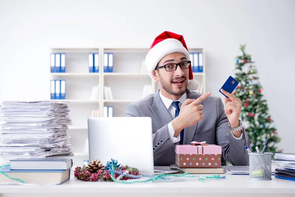 Jovem empresário comemorando o Natal no escritório — Fotografia de Stock