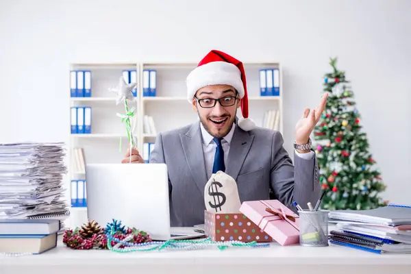 Jovem empresário comemorando o Natal no escritório — Fotografia de Stock