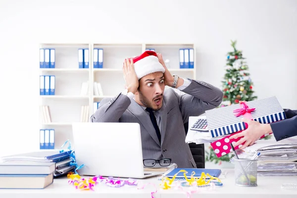 Genç işadamı Noel 'i ofiste kutluyor.