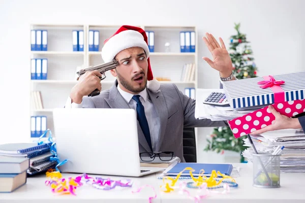 Giovane uomo d'affari che celebra il Natale in ufficio — Foto Stock