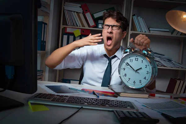 Homem empresário trabalhando até tarde no escritório — Fotografia de Stock