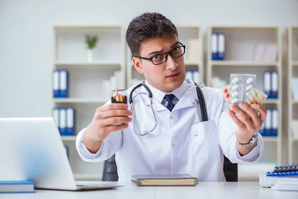 Männlicher Arzt im Anti-Raucher-Konzept mit Zigarettenschachtel — Stockfoto