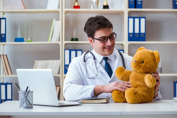 Läkare veterinär barnläkare som håller en undersökning i off — Stockfoto