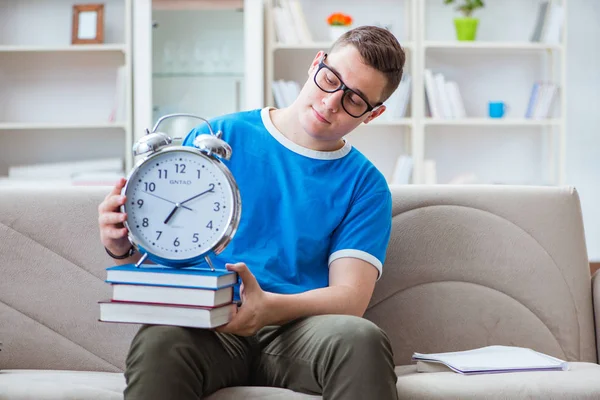 Jovem estudante se preparando para exames estudando em casa em um sofá — Fotografia de Stock