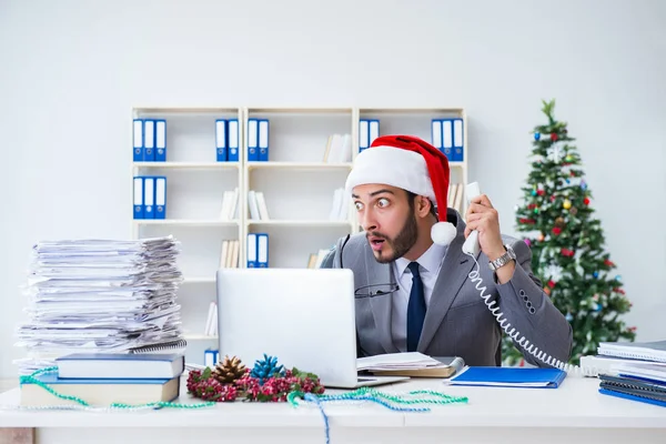 Young businessman celebrating christmas in the office — Stock Photo, Image