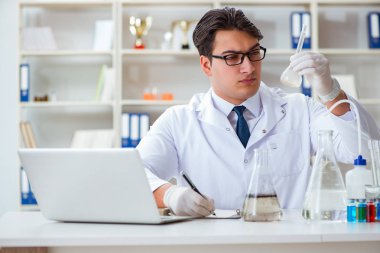 Genç araştırmacı bilim adamı bir su testi kirliliği araştırması yapıyor.