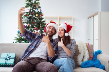 Genç çift Noel 'de selfie çekiyor.
