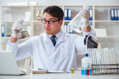 Genç araştırmacı bilim adamı bir su testi kirliliği araştırması yapıyor.