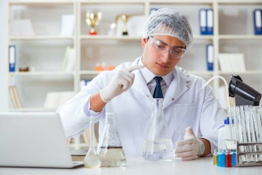 Genç araştırmacı bilim adamı bir su testi kirliliği araştırması yapıyor.