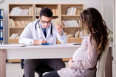 Hamile kadın muayene için doktoru ziyaret ediyor.