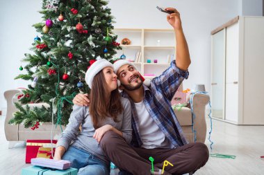 Genç çift Noel 'de selfie çekiyor.