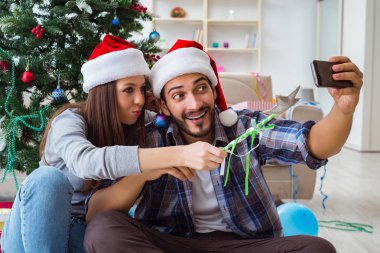 Genç çift Noel 'de selfie çekiyor.