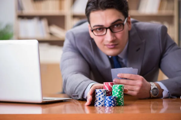 Biznesmen hazard karty do gry w pracy — Zdjęcie stockowe