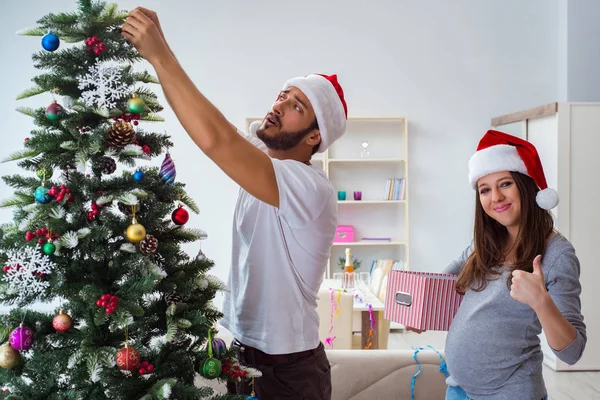 크리스마스를 맞아 아기를 기다리는 젊은 가족들 — 스톡 사진
