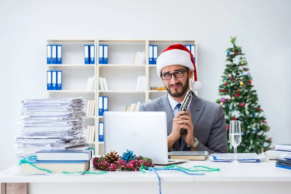 Genç işadamı Noel 'i ofiste kutluyor. — Stok fotoğraf