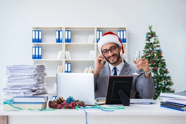 Ung affärsman firar jul på kontoret — Stockfoto