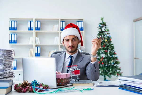 Jovem empresário comemorando o Natal no escritório — Fotografia de Stock