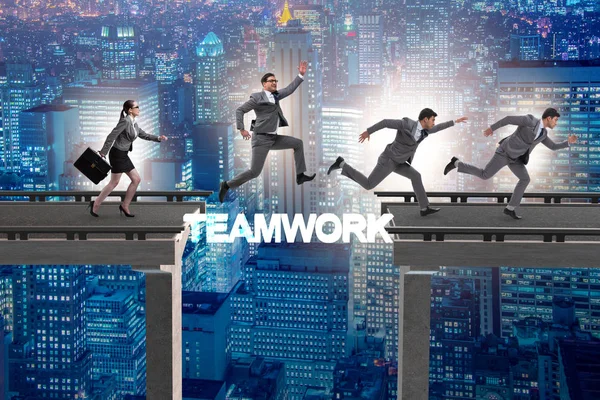 Conceito de trabalho em equipe com empresários atravessando ponte — Fotografia de Stock
