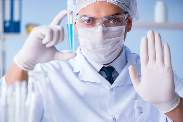 Pesquisadora cientista conduzindo uma experiência em um labora — Fotografia de Stock