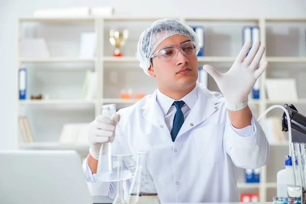 Científico joven investigador haciendo una prueba de contaminación de agua expe — Foto de Stock