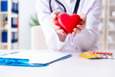 Hastanede kırmızı kalp doktoru kardiyolog