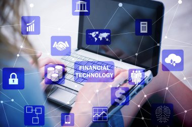 Finans teknolojileri fintech kavramı içinde laptop üzerinde eller