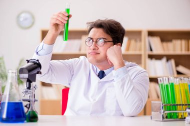 Çılgın bilim adamı bir laboratuarda deneyler yapıyor.