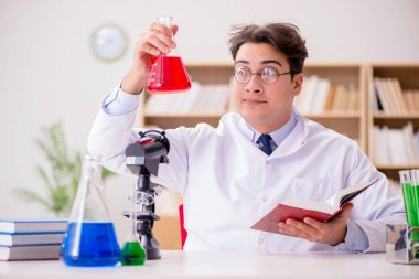 Çılgın bilim adamı bir laboratuarda deneyler yapıyor.