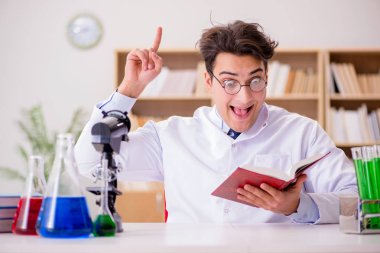 Çılgın bilim adamı bir laboratuarda deneyler yapıyor.