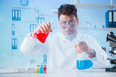 Laboratuvarda çalışan çılgın bir kimyager.