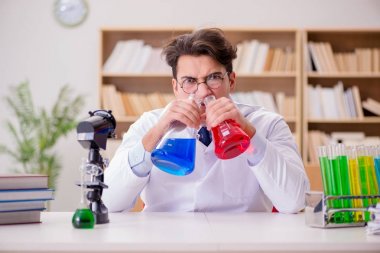 Çılgın bilim adamı bir laboratuarda deneyler yapıyor.