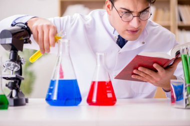 Çılgın bilim adamı bir laboratuarda deneyler yapıyor.