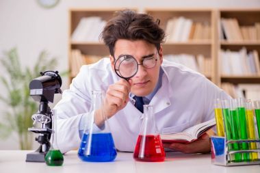 Çılgın bilim adamı bir laboratuarda deneyler yapıyor.