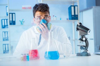 Laboratuvarda çalışan çılgın bir kimyager.