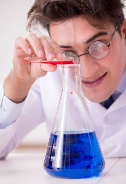 Çılgın bilim adamı bir laboratuarda deneyler yapıyor.