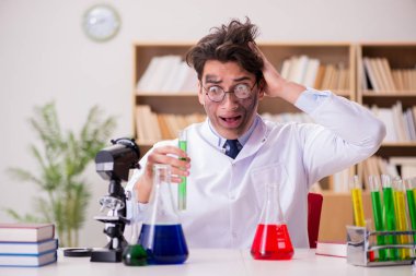 Çılgın bilim adamı bir laboratuarda deneyler yapıyor.