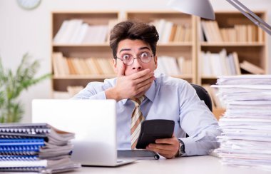 Ofiste çalışan komik muhasebeci.