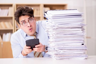 Ofiste çalışan komik muhasebeci.