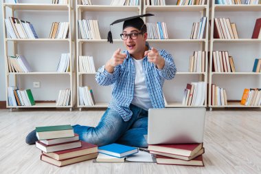 Genç öğrenci kitaplarla çalışıyor.