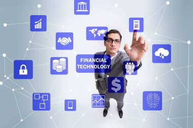 Fintech konseptinde düğmelere basan iş adamı